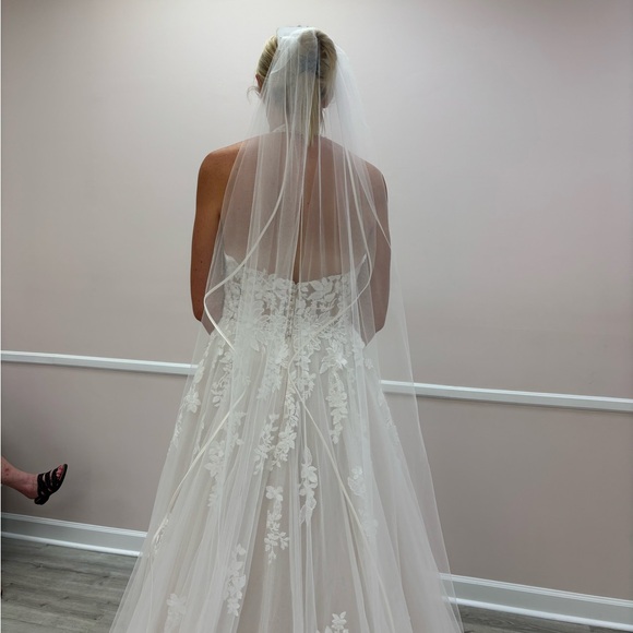 NWT Elegant Wedding Veil with White Trim main image 5